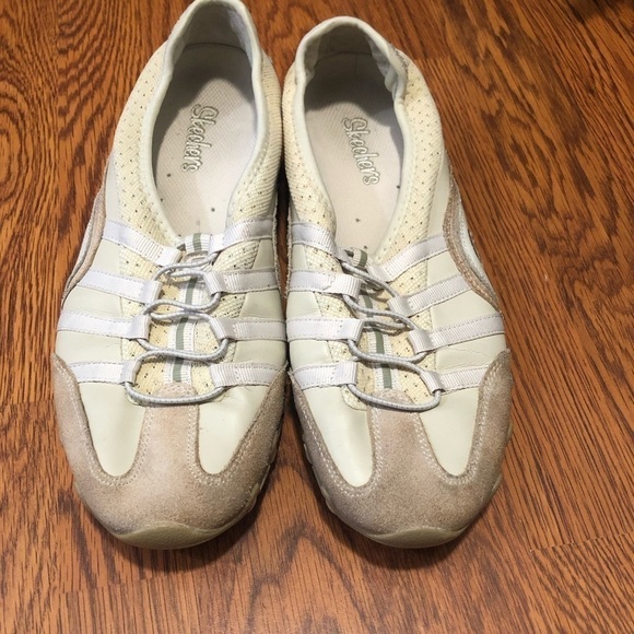 Sketchers size 10 leather shoes. Slip on super comfortable - Picture 2 of 12